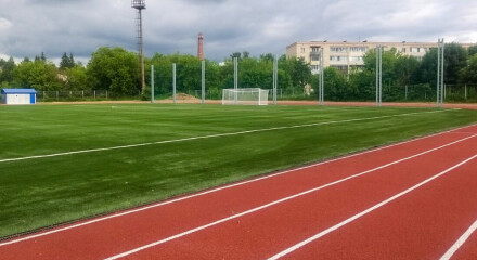 В Калужской области в городе Малоярославец после капитального ремонта открыли футбольное поле с беговыми дорожками и искусственным покрытием